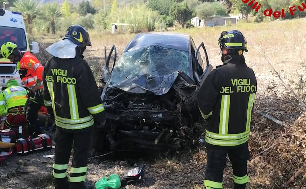 siniscola 131 dcn auto fuori strada vigili fuoco