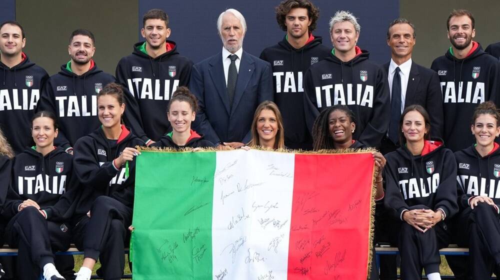 Alessia Orro con alcuni atleti medagliati a Parigi e Giovanni Malagò | Foto Pagliaricci - Coni