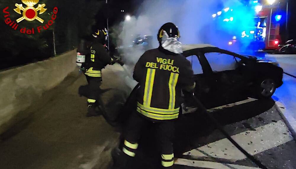 nuoro auto incendiata 