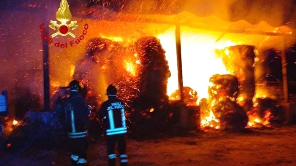 Capoterra incendio azienda agricola balle fieno vigili fuoco notte