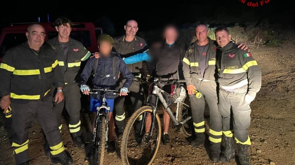 I vigili del fuoco con i due ciclisti soccorsi