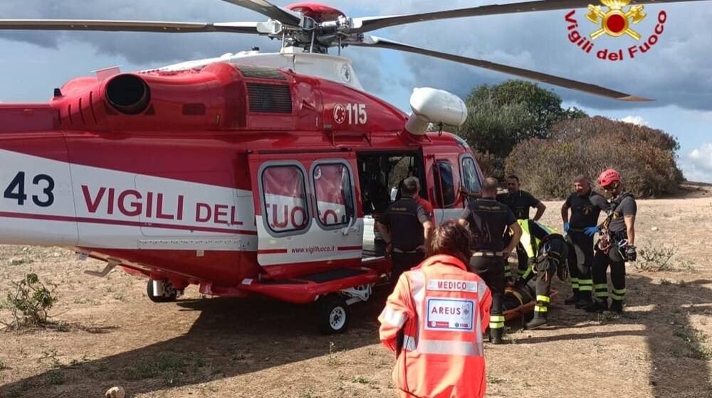 I vigili del fuoco intervenuti con l'elicottero Drago VF143