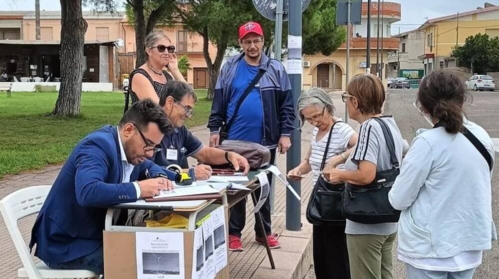 Il banchetto di raccolte firme per la proposta di legge regionale Pratobello 24, a Marrubiu