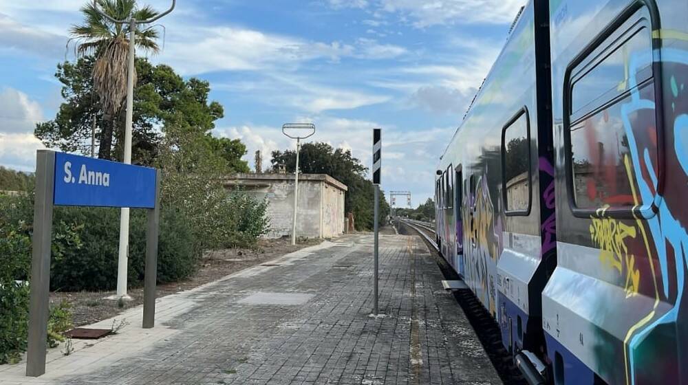 Il treno fermo a Sant'Anna