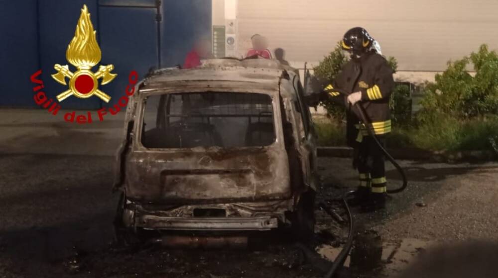 Incendio auto officina arzachena