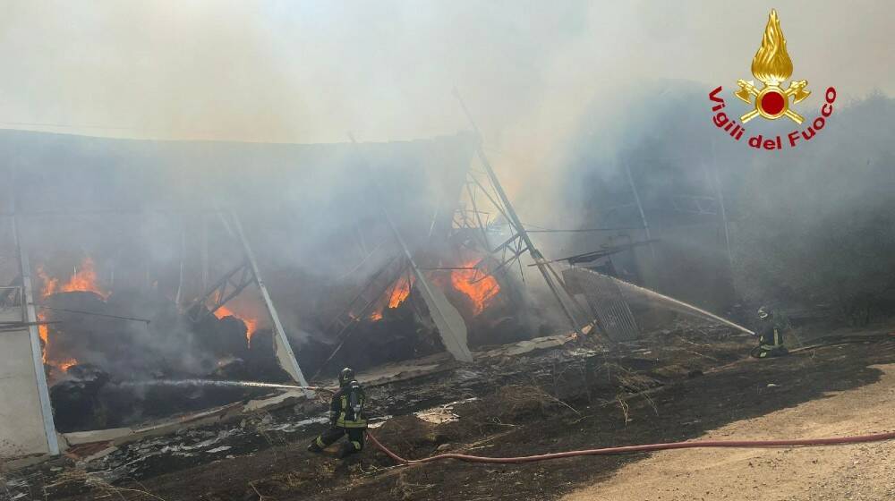 Incendio capannone fienile San Nicolò d'Arcidano