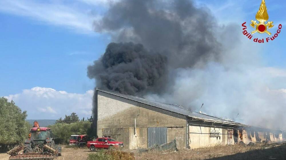 Incendio capannone fienile San Nicolò d'Arcidano