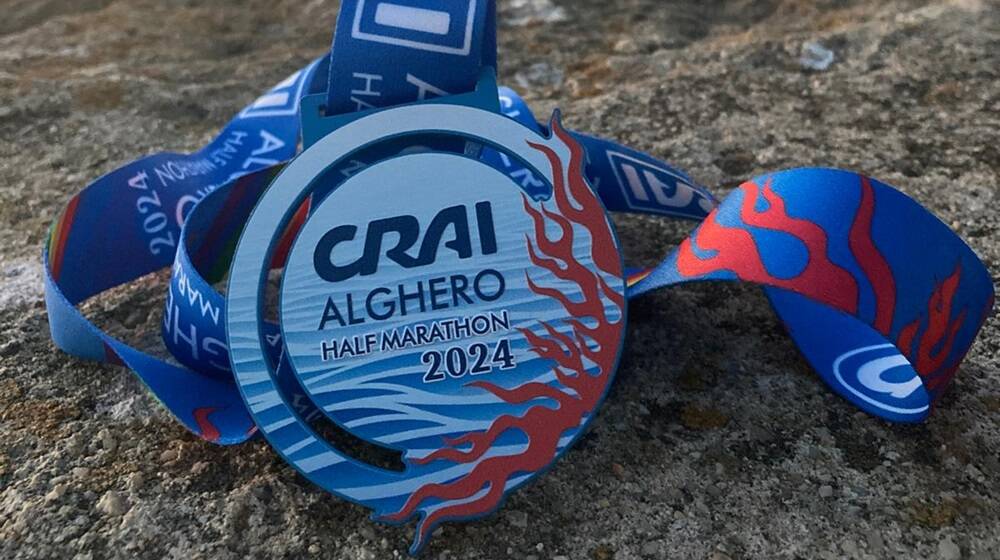 La medaglia della Crai Alghero Half Marathon. A disegnarla è stato lo stilista Mario Cocco