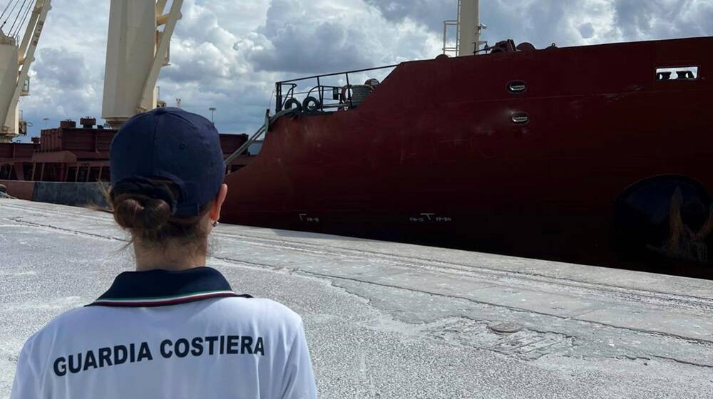 La nave fermata al porto industriale di Oristano-Santa Giusta