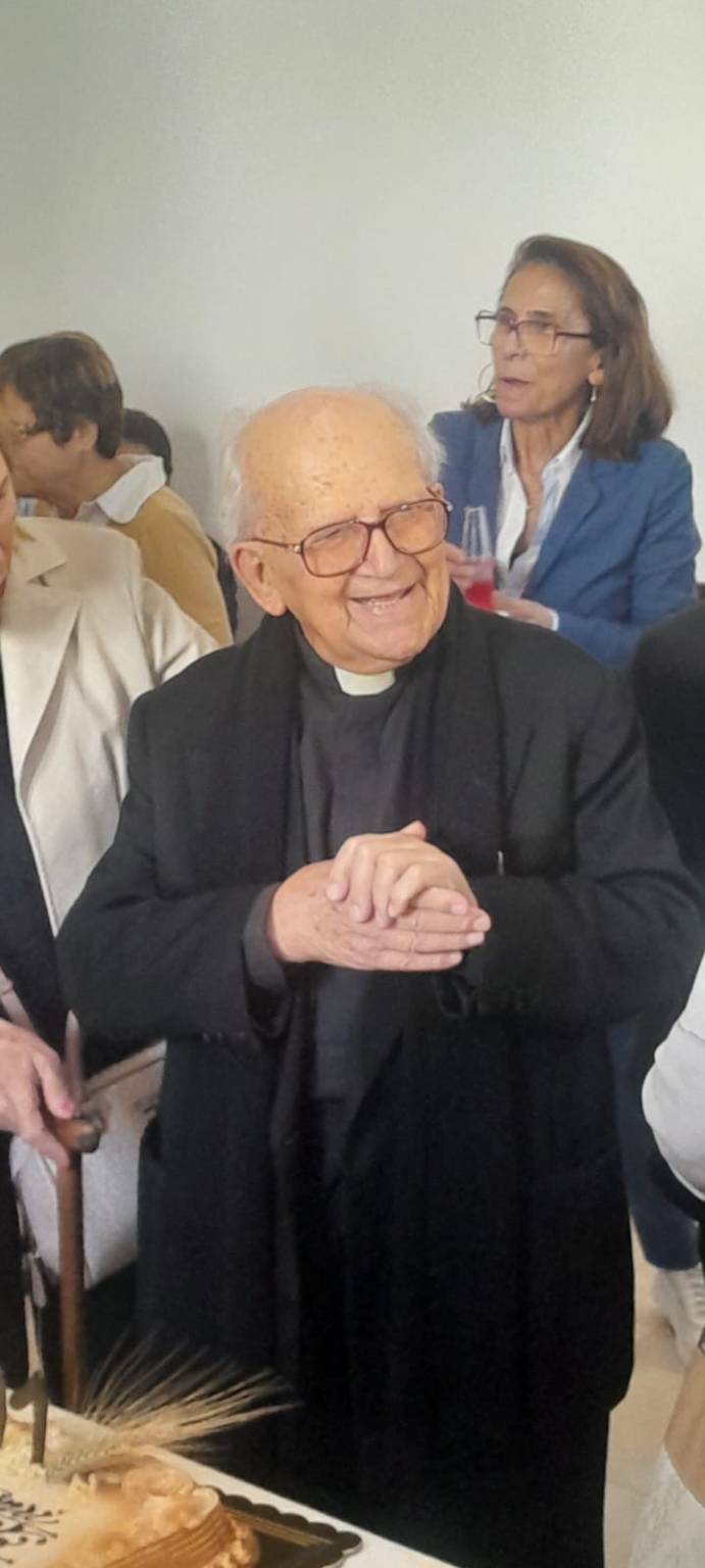 Monsignor Modesto Floris festeggia i 101 anni a Pau