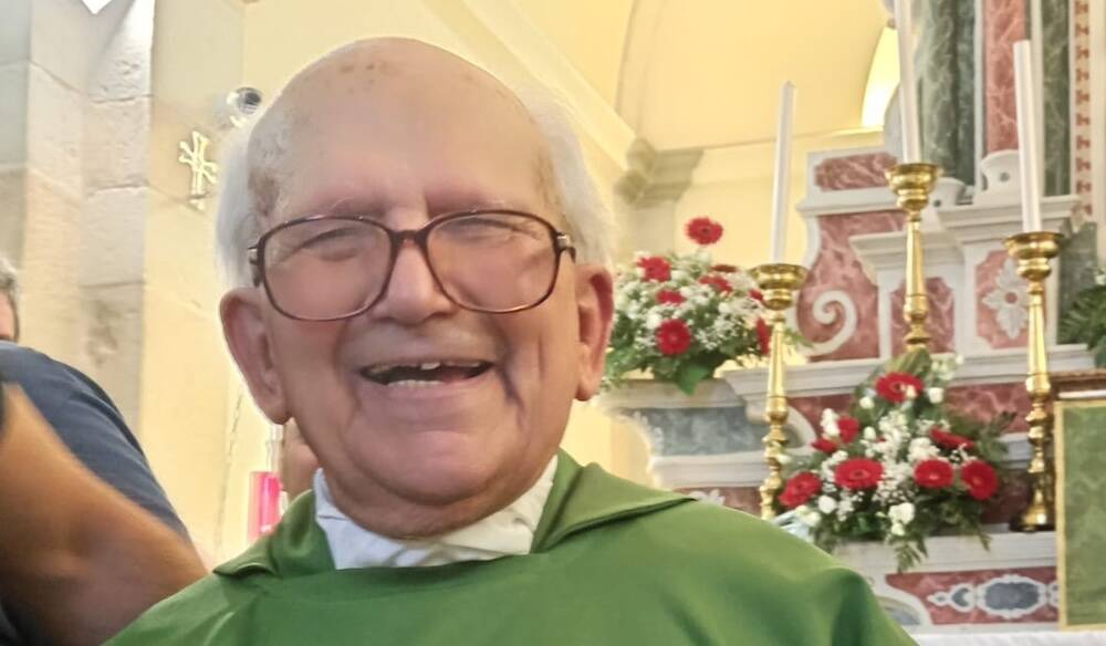 Monsignor Modesto Floris festeggia i 101 anni a Pau