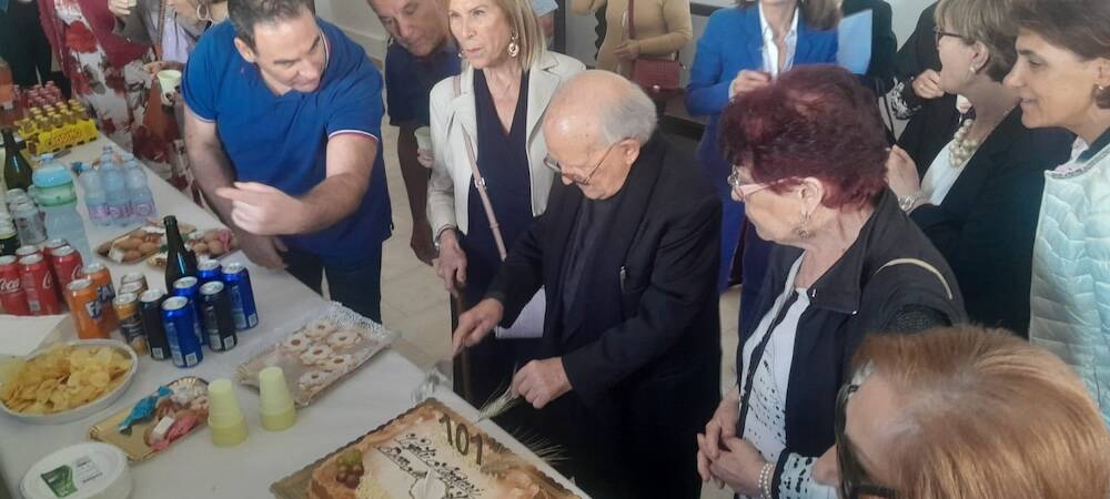 Monsignor Modesto Floris festeggia i 101 anni a Pau