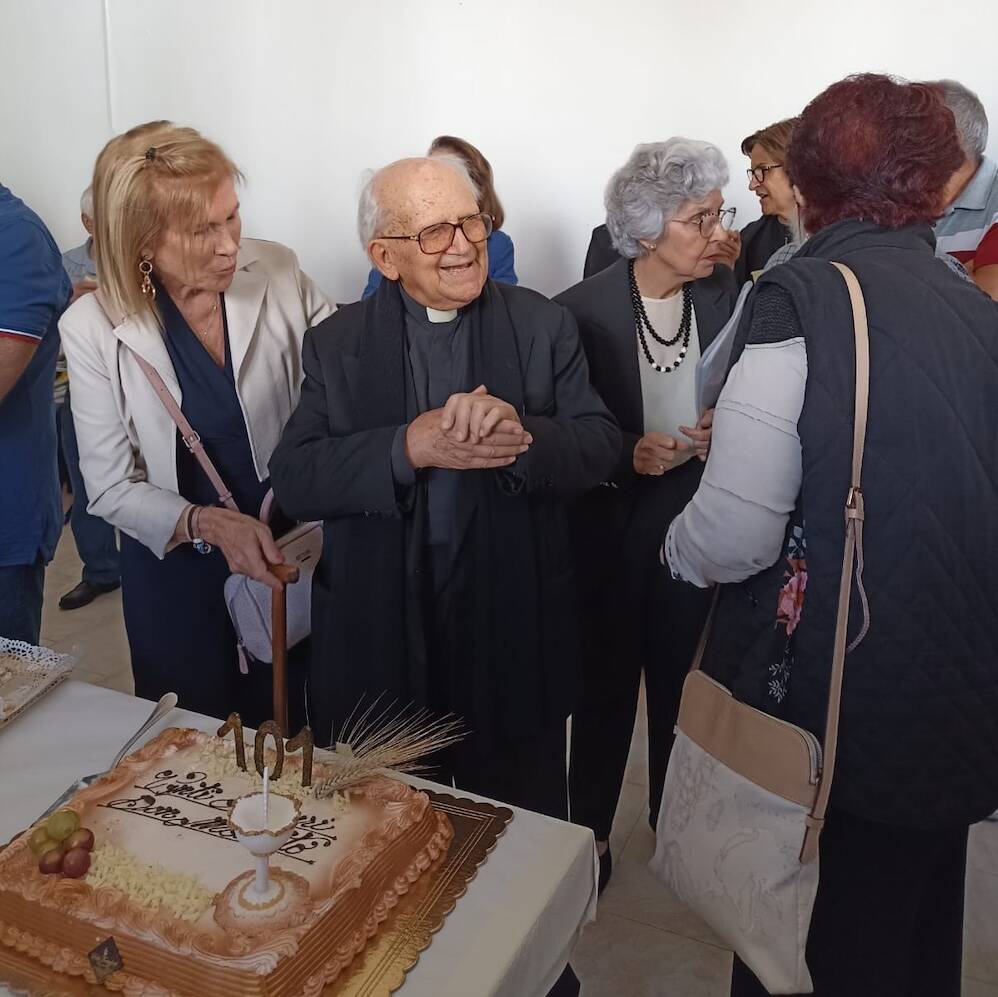 Monsignor Modesto Floris festeggia i 101 anni a Pau