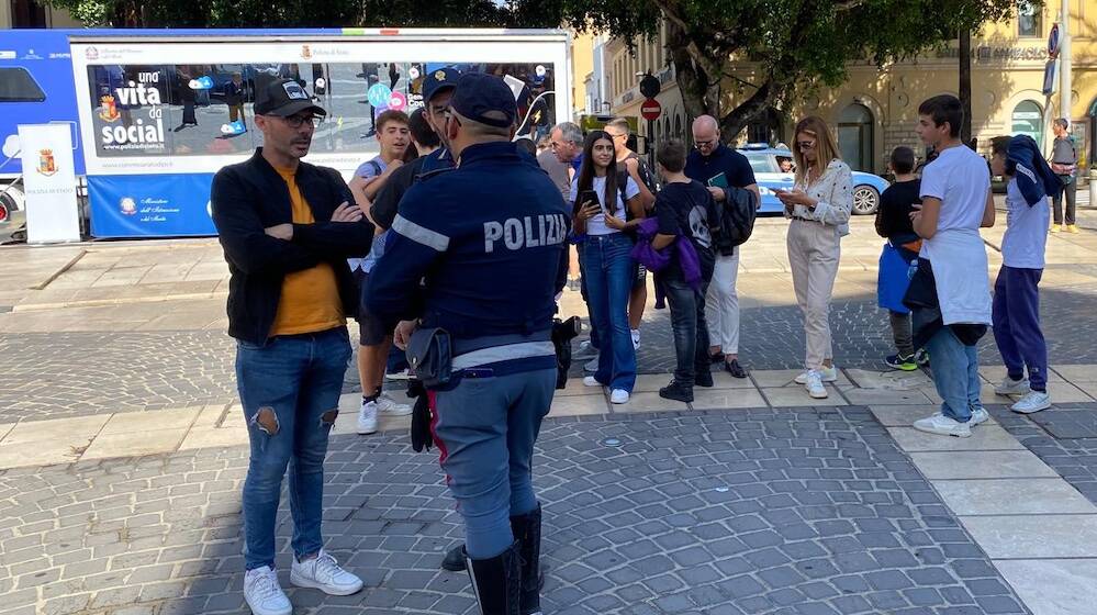 Polizia - Tappa a Oristano dell'iniziativa "Una vita da social"