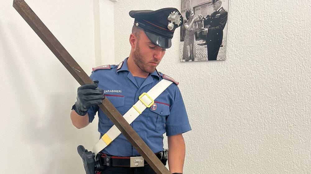 Un carabiniere con il tondino di ferro utilizzato per l'aggressione